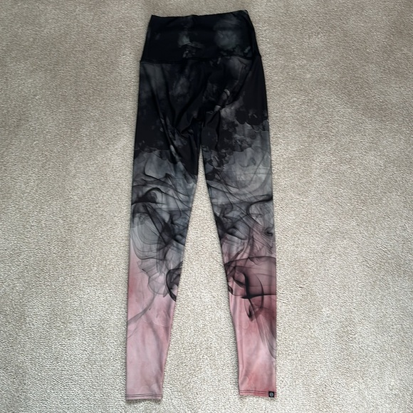 ONZIE // HIGH RISE GRAPHIC LEGGING - SMOKEY size XS - Picture 3 of 6